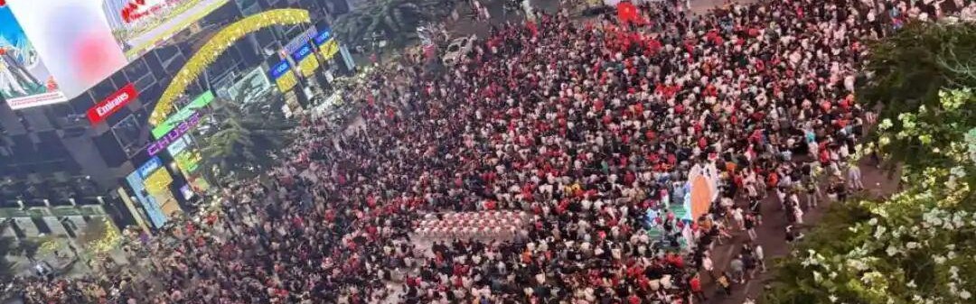 彩票-越南数万名球迷街头围观“中越之战”，郑州球迷“混入”其中：中国队进球时，周围是寂静的、我内心是沸腾的