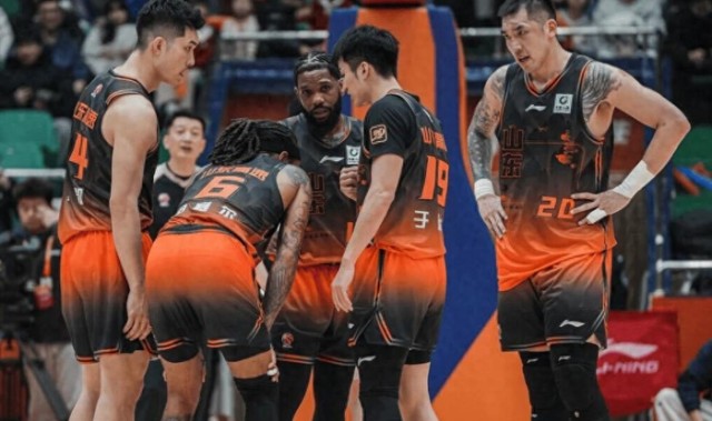 真人-合砍81+17，山东三叉戟大爆发！高诗岩7+5甘当绿叶，于德豪成混子|山东队|联赛|山东男篮|邱彪|球队_新浪体育_新浪新闻