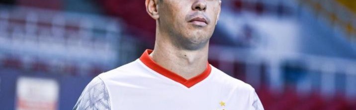 开云体育-奥斯卡意外亮相上港冬训！直接跟穆斯卡特合影留念，队友点赞欢迎