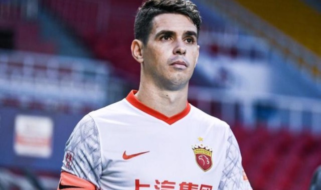 开云体育-奥斯卡意外亮相上港冬训！直接跟穆斯卡特合影留念，队友点赞欢迎